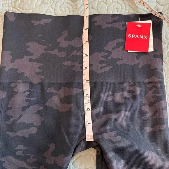 NWT SPANX Look At Me Now Black Camo Leggings Size M Women - Picture 8 of 9
